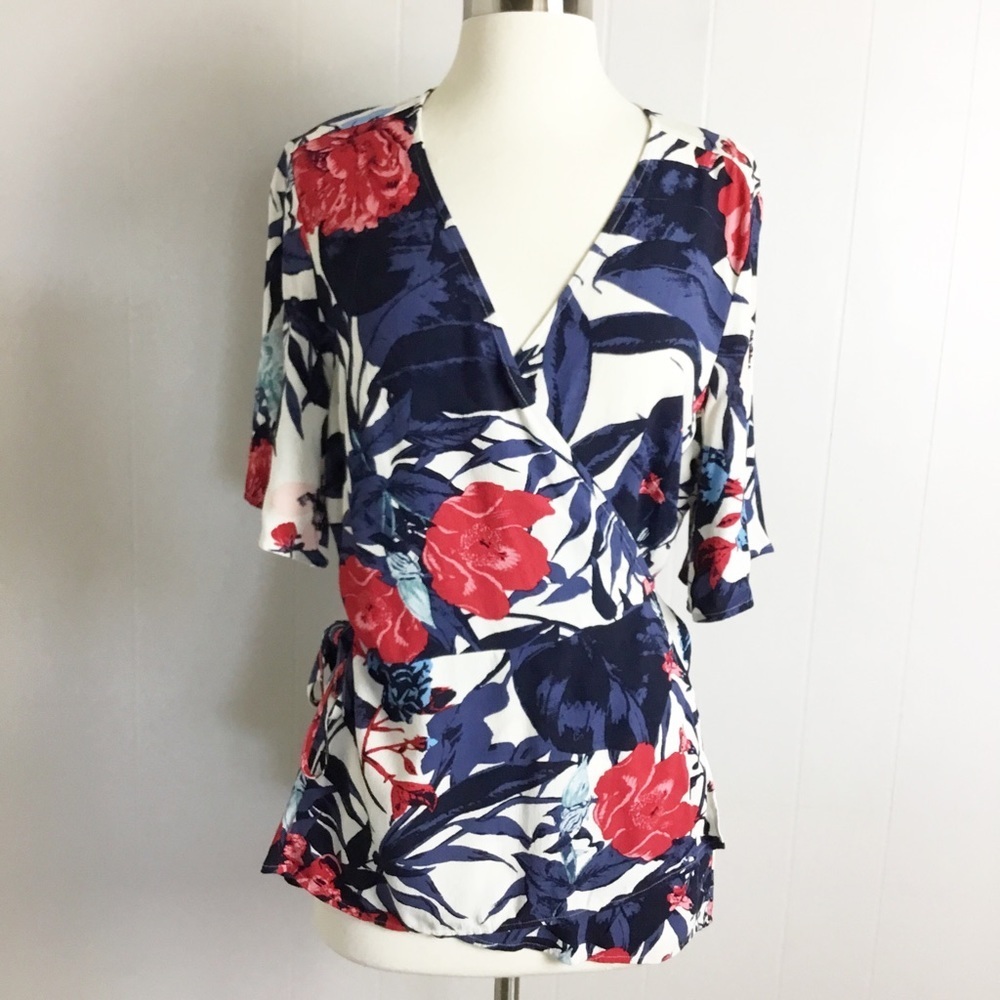 Lucky Brand Floral Blue & Red White Top Blouse Size L Wrap Around Vacation